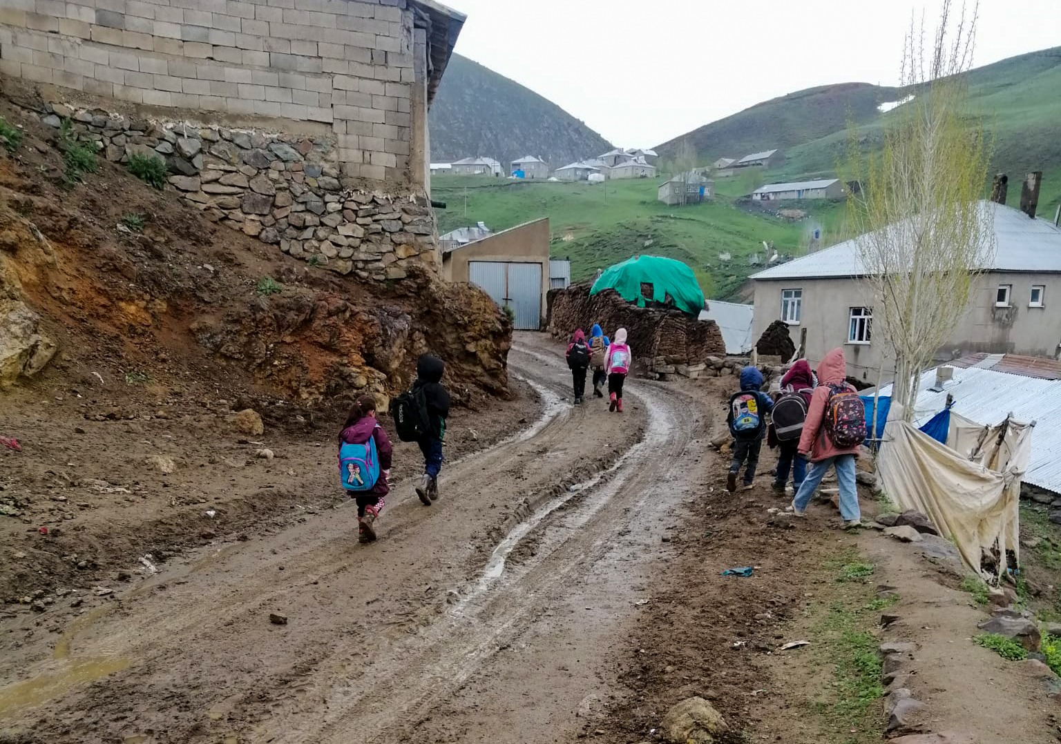 Çamurla Kaplı Köy Yolları Onarıldı (3)