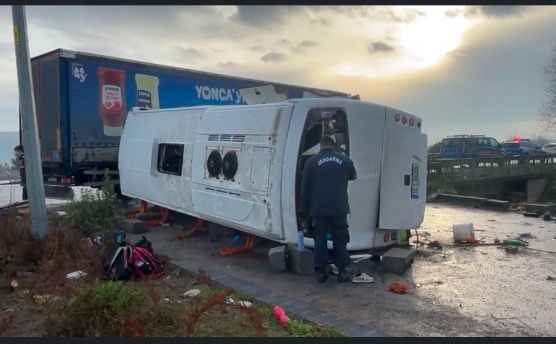 Okul Servisi Ile Tır Çarpıştı 8 Öğrencinin Durumu Ağır (1)