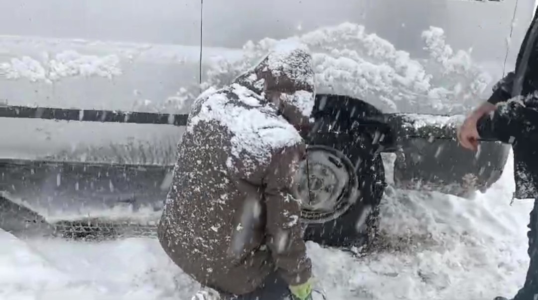 Van'da Yoğun Kar Yağışı Kazalara Neden Oldu (2)