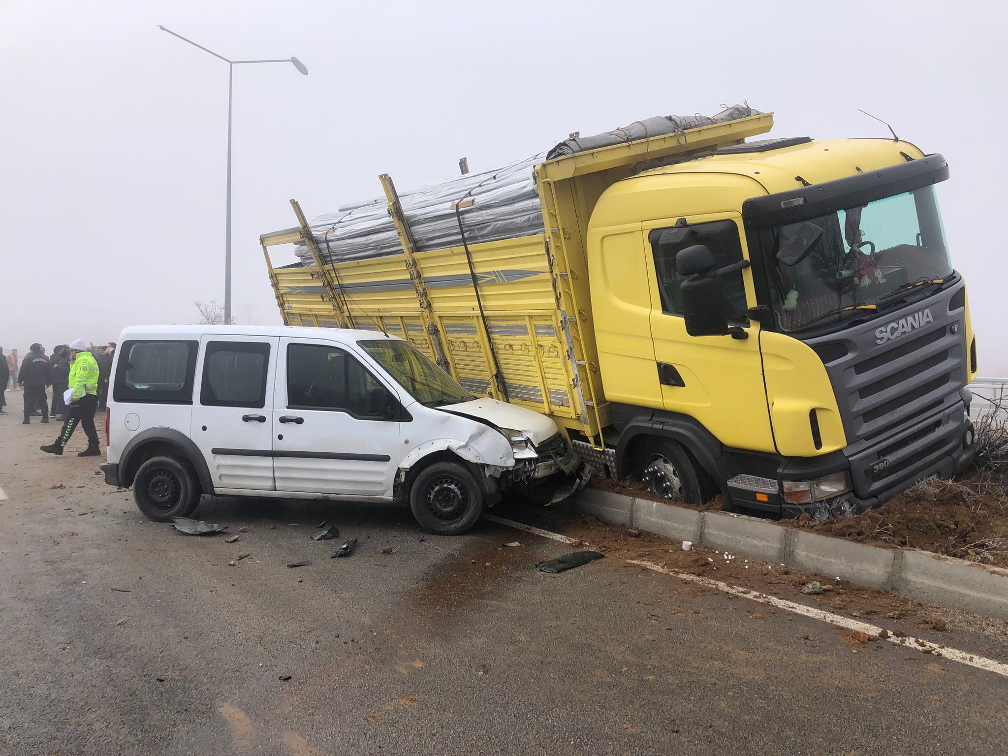 Elazığ’da 2 Saatte 2 Zincirleme Kaza 13 Araç Çarpıştı, 7 Yaralı (2)