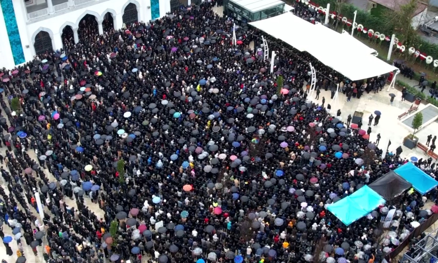 Ferdi Tayfur’un Cenazesinde Aile Arasında Gerginlik (1)