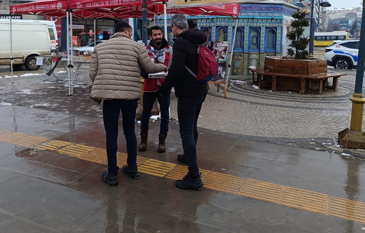 Gazze’de Ateşkes Sonrası Van’da Lokum Dağıtıldı (1)