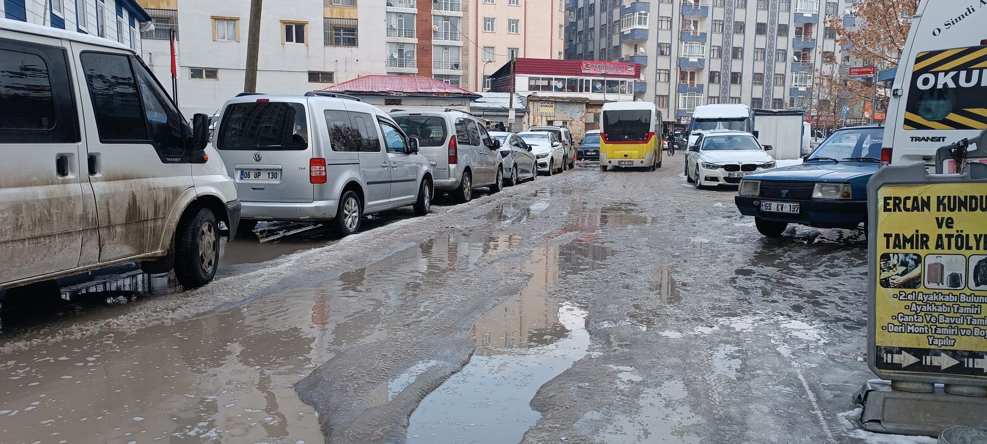 Van’da Kar Yağışı Sonrası Yollar Göle Ardından Da Buz Pistine Döndü (3)