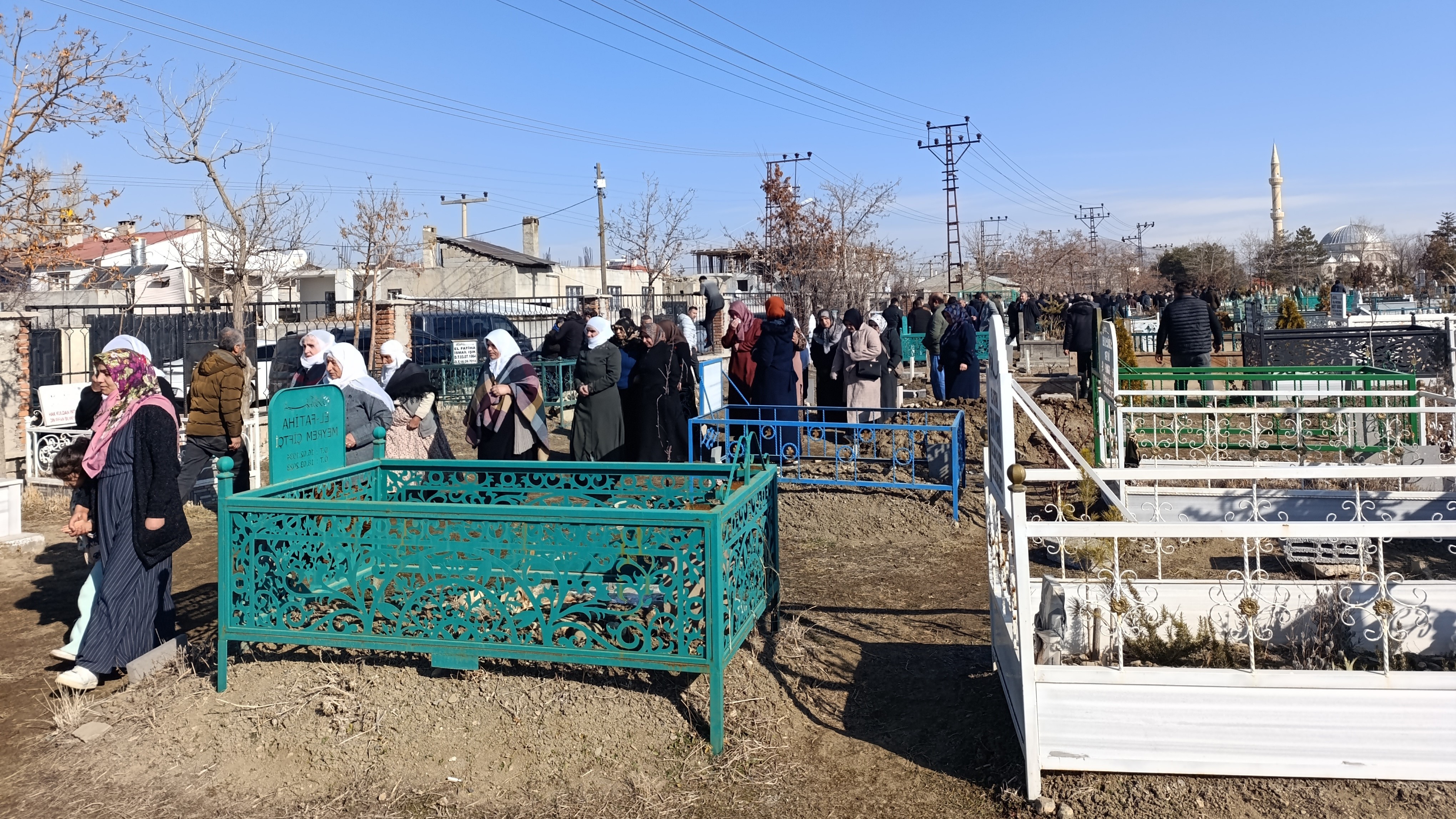 Feci Kazada Hayatını Kaybeden Otobüs Muavini, Van’da Toprağa Verildi (2)