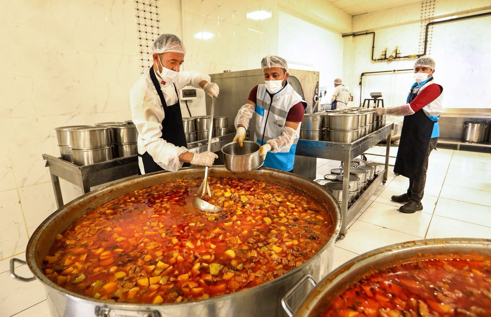 Van Büyükşehir Belediyesi'nden Ramazan Ayında 10 Bin Kişiye İftar Yemeği (2)