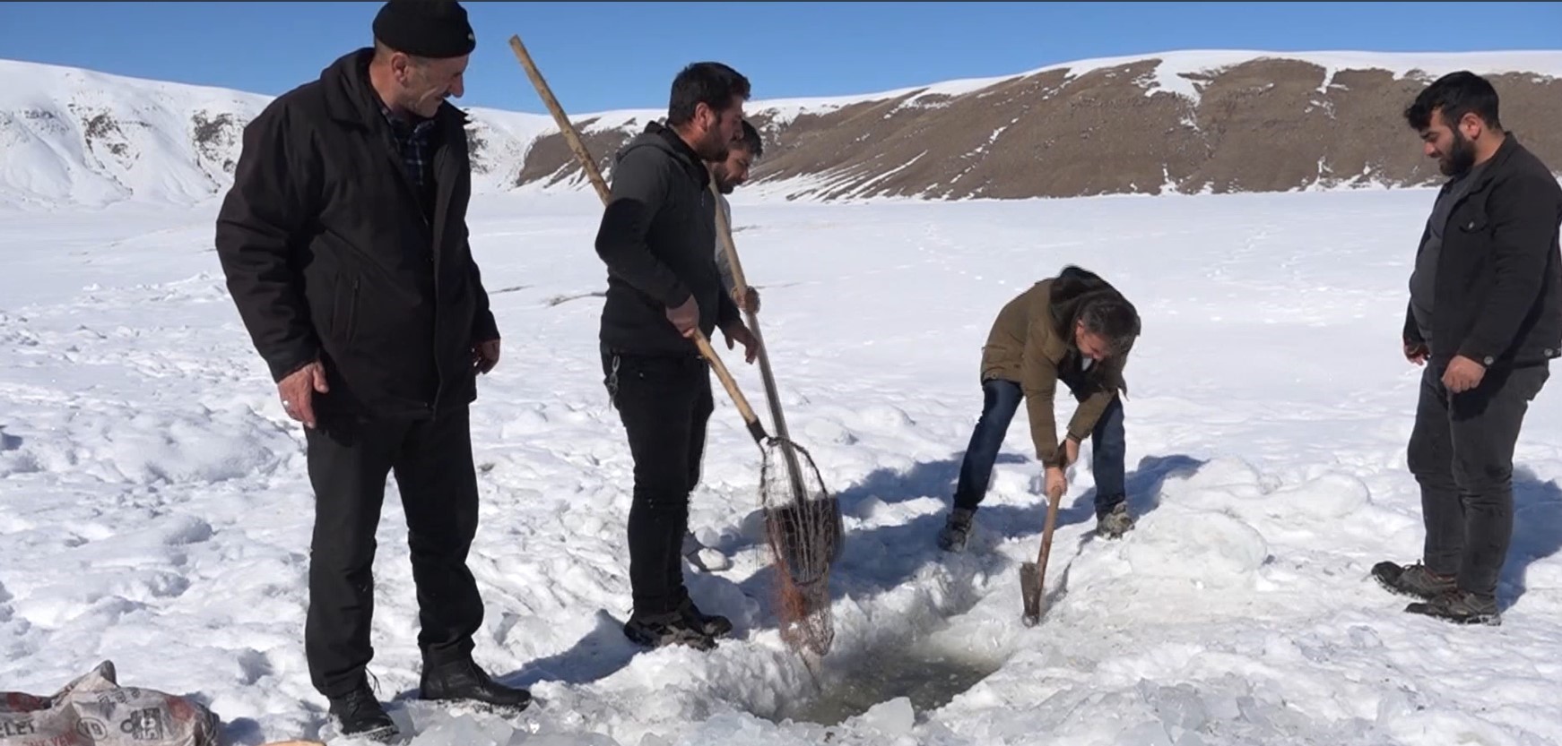 Van'da Buz Tutan Gölette 'Eskimo' Usulü Balık Avı (2)