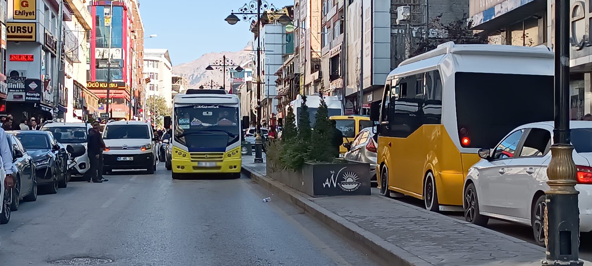 Van'da Maraş Ve İskele Caddesindeki Duraklar Trafiği Kilitliyor (1)