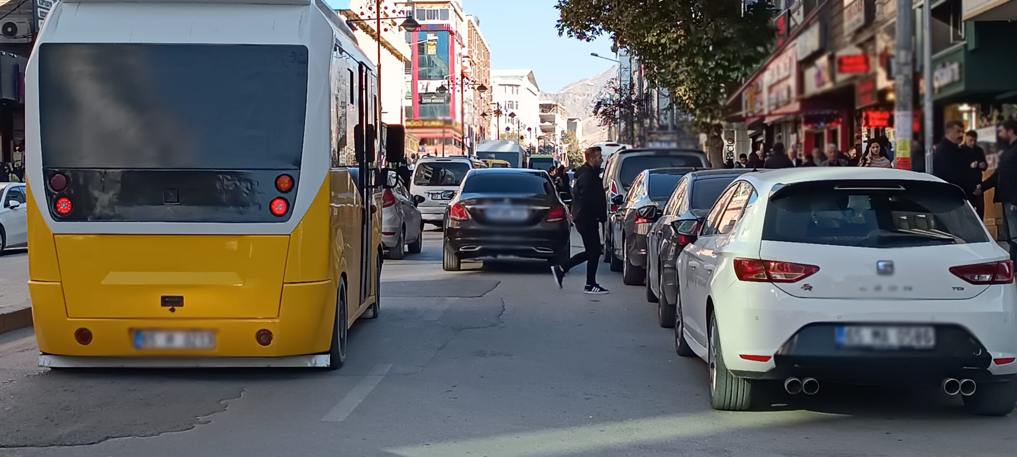 Van'da Maraş Ve İskele Caddesindeki Duraklar Trafiği Kilitliyor (2)