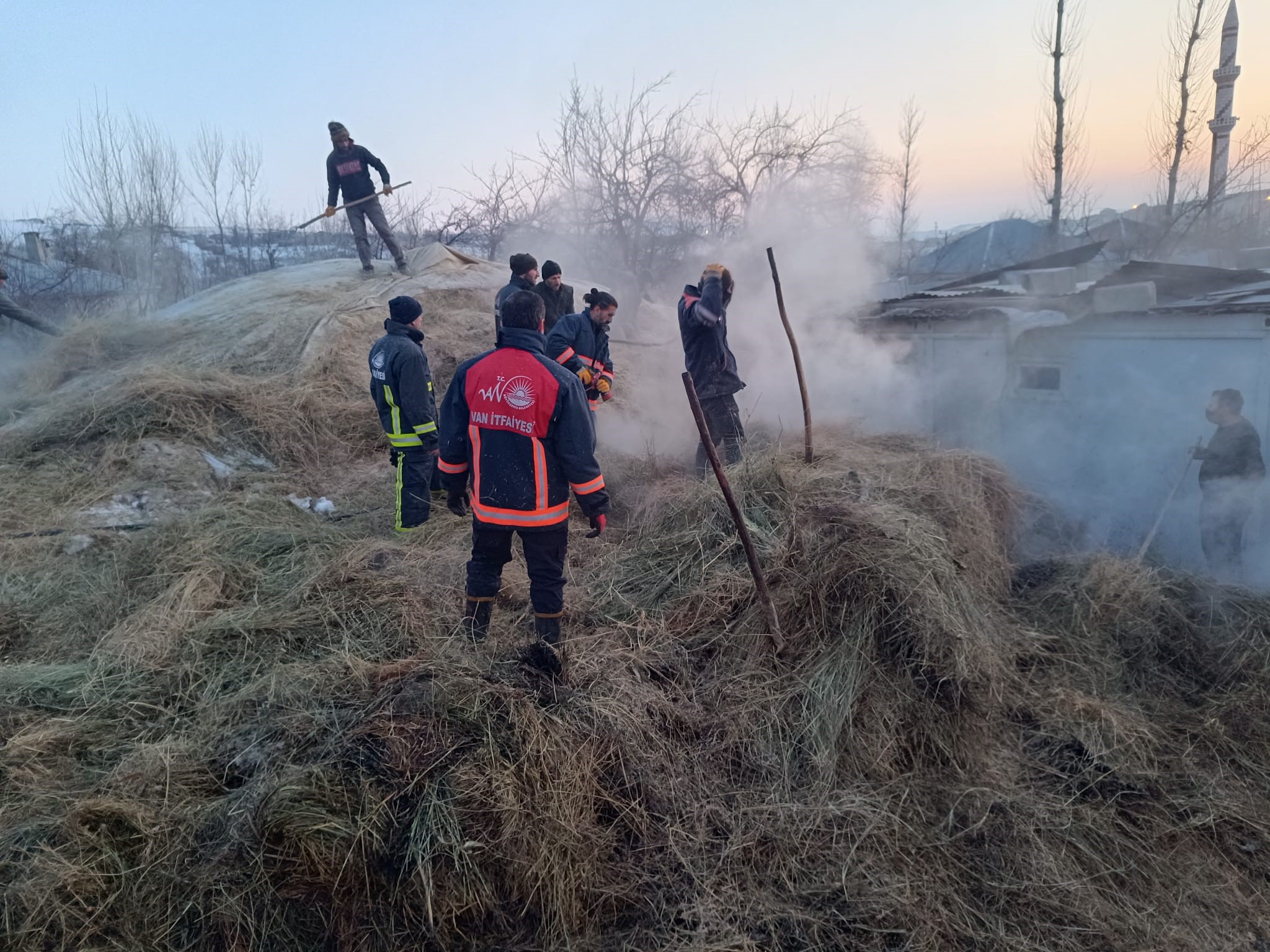 Van’da Ot Yığını Alev Aldı (2)