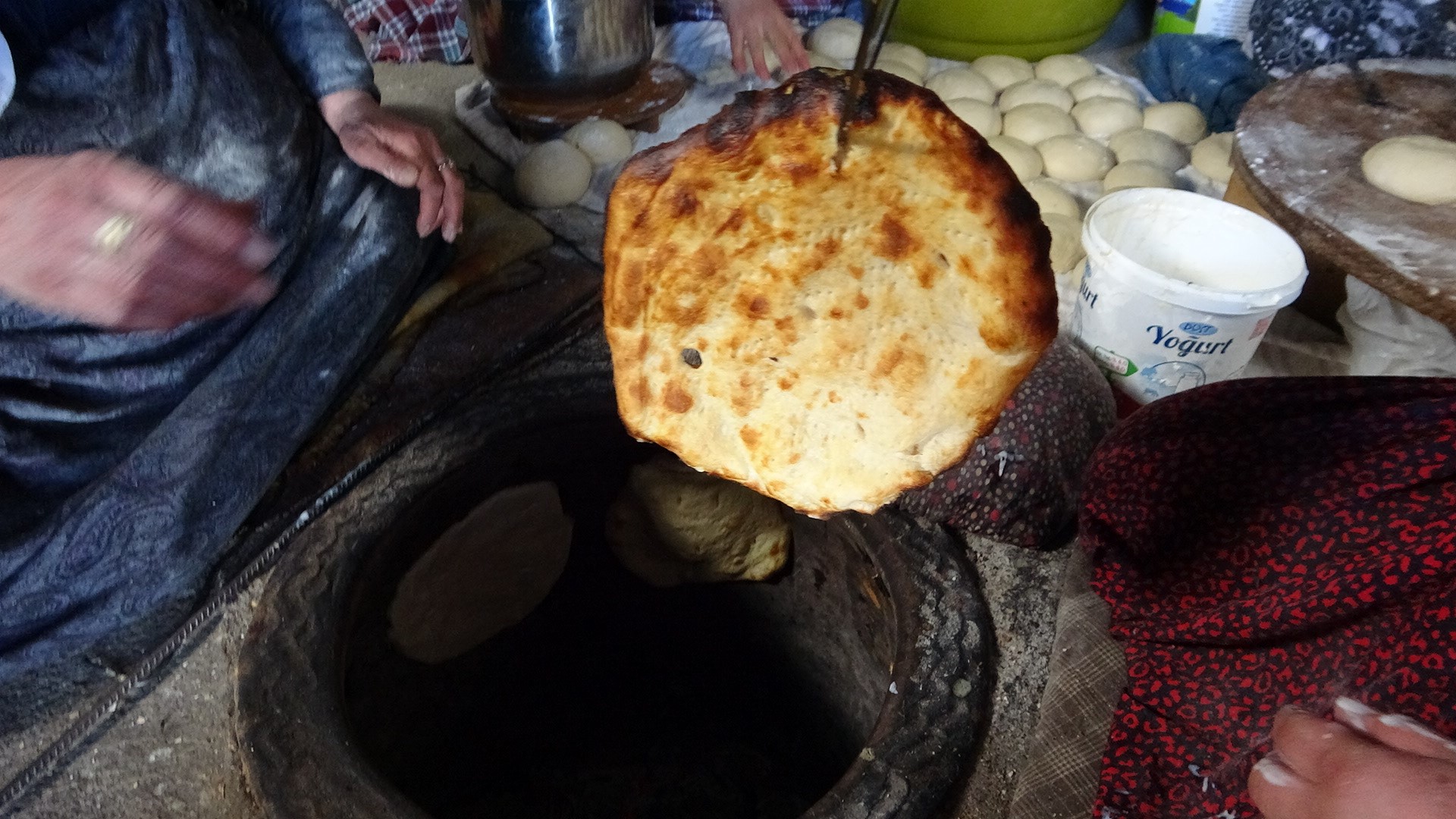 Van'da Ramazan Hazırlıkları Cevizli Çörekler Tandırda Pişiriliyor (1)