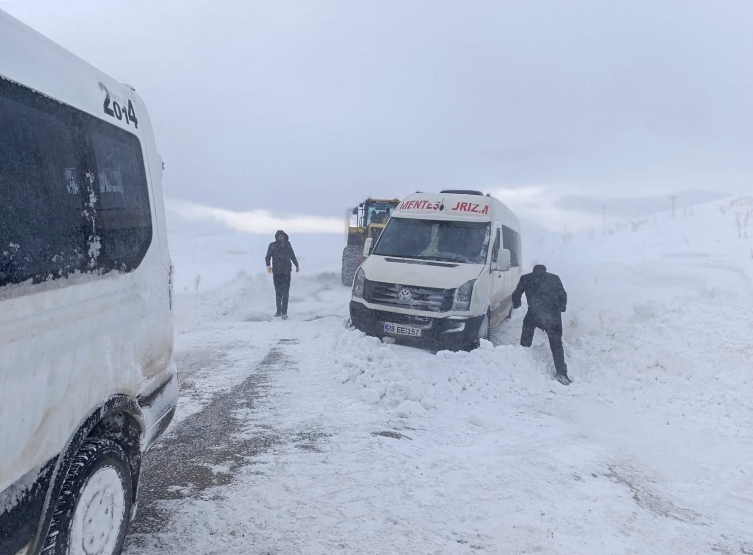 Van’da Tipide Mahsur Kalan Vatandaşlar Kurtarıldı (1)