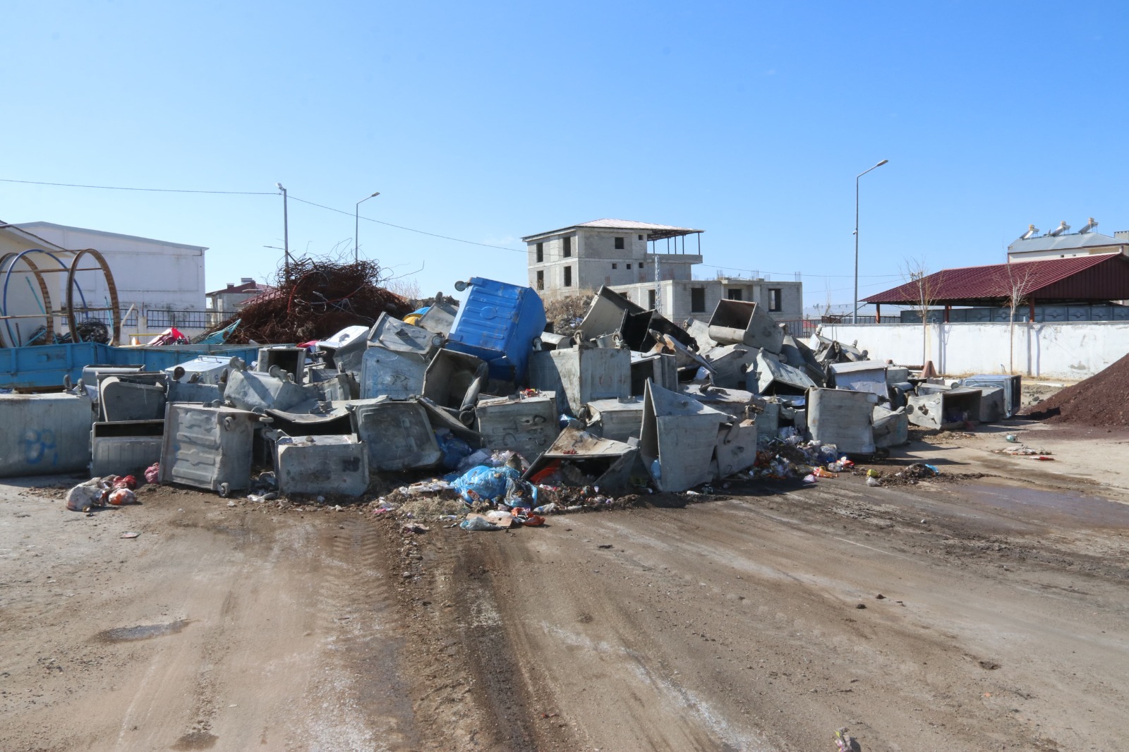 Van'ın 3 Mahallesinde Çöp Konteynerleri Toplatıldı (2)