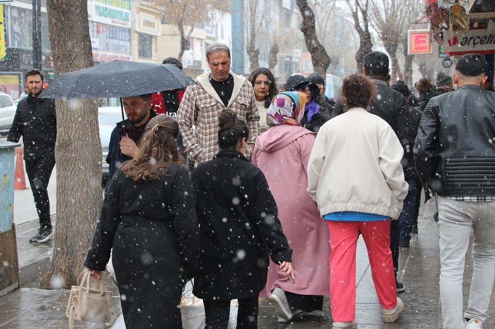 Mart Kapıdan Baktırdı (2)