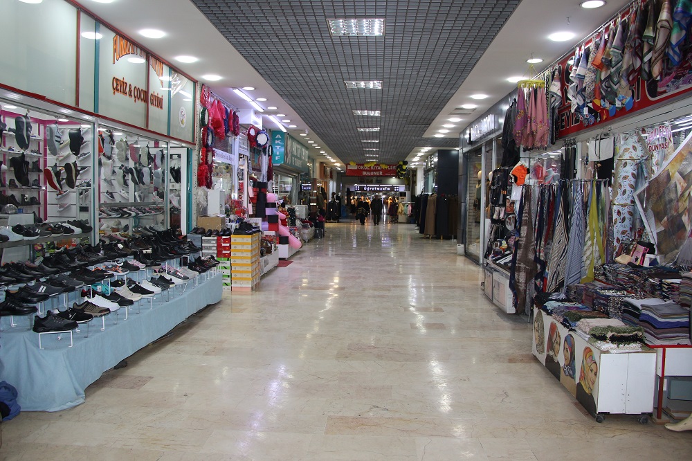 Van’ın Yer Altı Çarşı Esnafı Sinek Avlıyor (3)