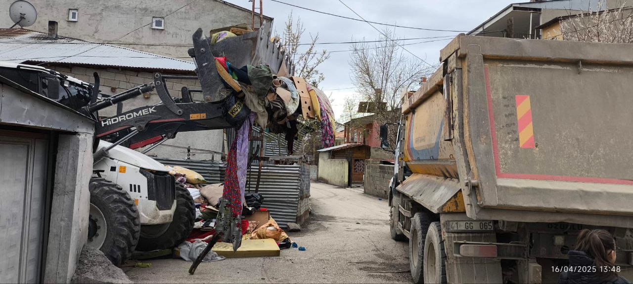Tuşba'da Bir Evden İki Kamyon Çöp Çıktı (2)