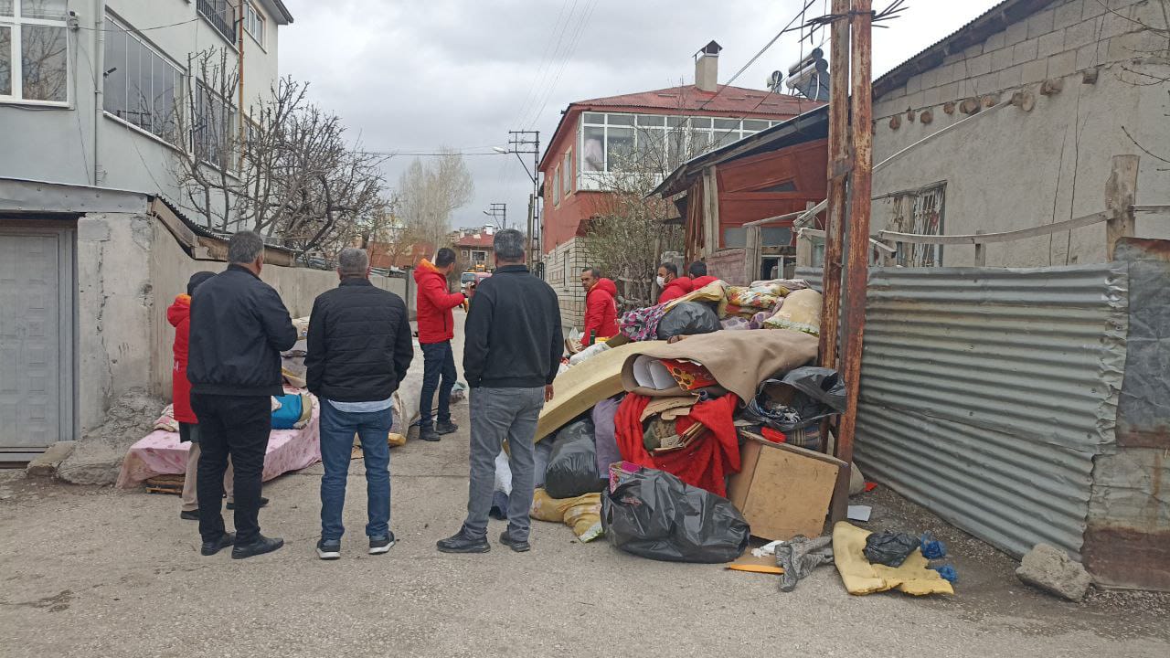 Tuşba'da Bir Evden İki Kamyon Çöp Çıktı (3)