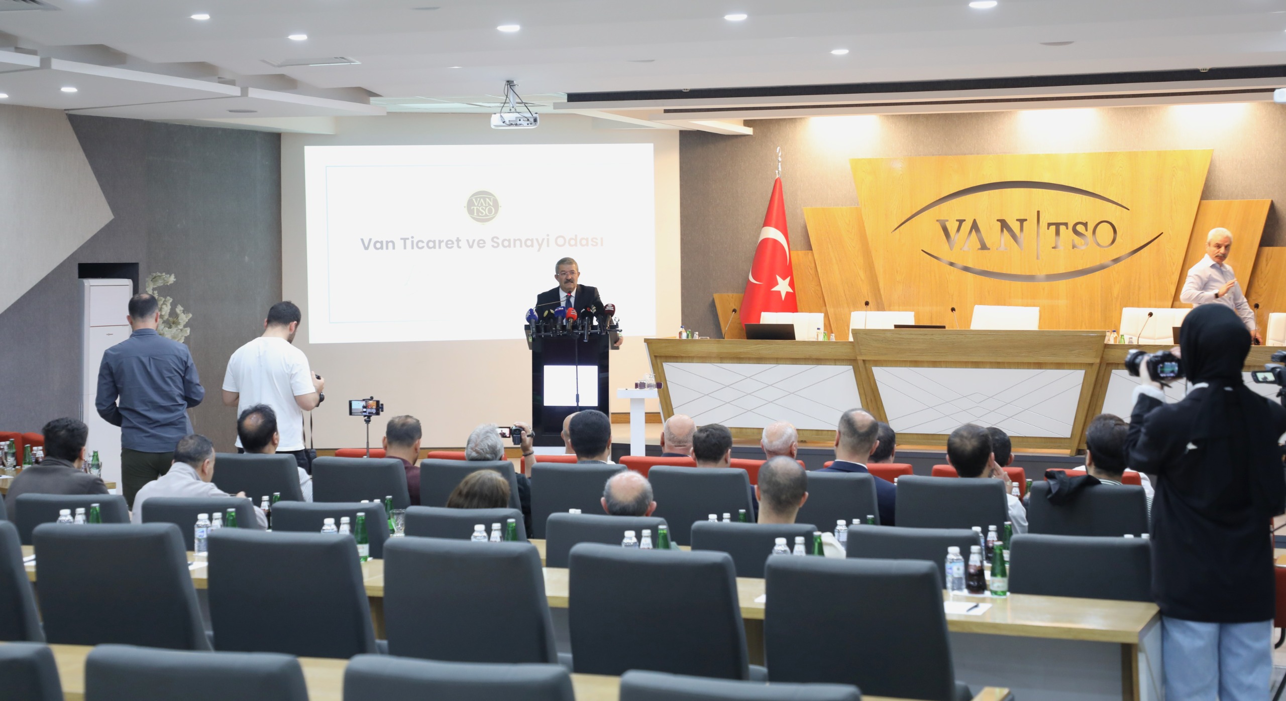 Başkan Takva “Hedef Van’ı Bölgenin Yaz Turizmi Üssü Yapmak” (1)