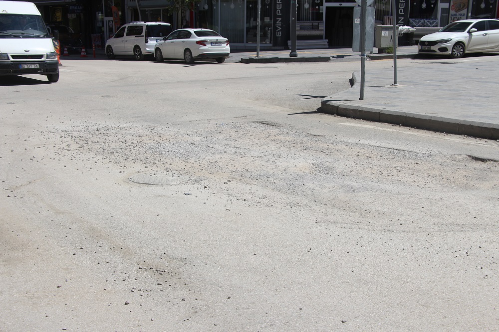 Van’da Yollar Çileye Döndü Yama Yok, Çakıl Var!